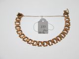 gros plan d'un bracelet en or portant une étiquette de prix