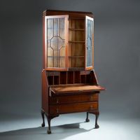 Vitrine scribanne en placage d’acajou. (photo 2)