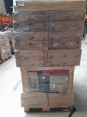 boîtes empilées dans un entrepôt
