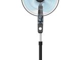 un ventilateur sur pied noir sur fond blanc
