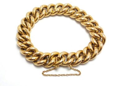 une image représentant un bracelet en or muni d'une chaîne, sur fond blanc