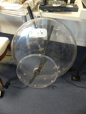 une photo d'une roue de hamster posée par terre