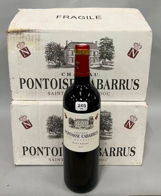 une bouteille de vin posée à côté de deux cartons de vin