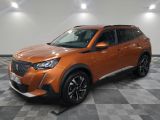 un SUV orange garé sur un sol à damier dans un garage