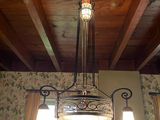une lampe suspendue au plafond de la pièce