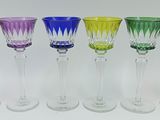 plusieurs verres à vin de couleurs différentes sont alignés