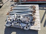 un tas de vieilles roues métalliques posées sur une palette à côté d'un camion