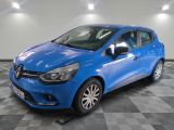 une voiture bleue garée dans un garage au sol en damier