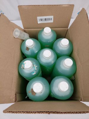 une boîte en carton remplie de bouteilles d'eau posée sur une surface blanche