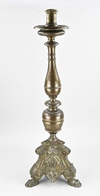 une lampe de table ancienne en laiton, surmontée d'un abat-jour blanc