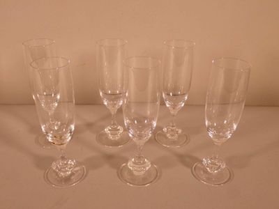 quatre verres à vin vides sont alignés sur une table
