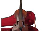 un violon posé sur une chaise rouge