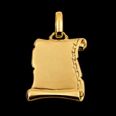 un pendentif en or orné d'un rouleau