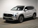 Le SUV blanc est garé devant un mur de briques blanches.