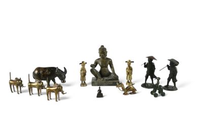 un ensemble de figurines en bronze représentant des personnages et des animaux