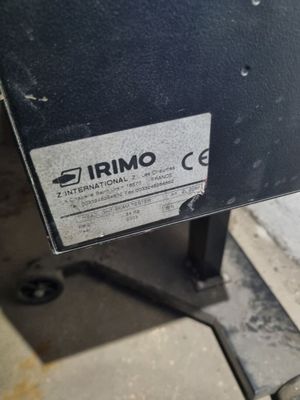une pancarte apposée sur le côté d'une machine sur laquelle on peut lire « Trimo »