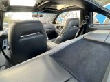 l'intérieur d'une voiture avec des sièges en cuir noir et un toit plat