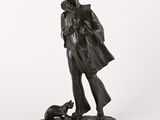 statue en bronze représentant une femme avec un chien, sur fond blanc