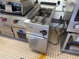de nombreux appareils électroménagers en acier inoxydable dans une cuisine dotée d'un sol en carrelage