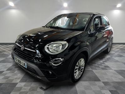 la petite voiture noire est garée dans le garage sur un sol en damier