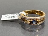 une bague en or sertie d'une pierre bleue et munie d'une étiquette