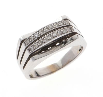 gros plan d'une bague en diamant sur fond blanc