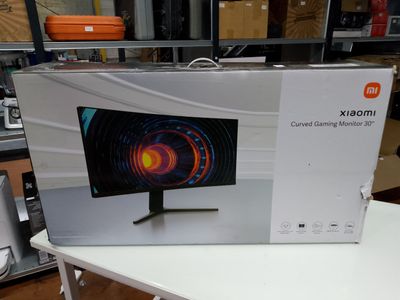 une boîte sur laquelle est posé un ordinateur, posée sur une table