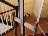 une photo d'un escalier muni d'une rampe en bois