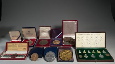 beaucoup de médailles, ainsi que celles qui se trouvent dans la vitrine