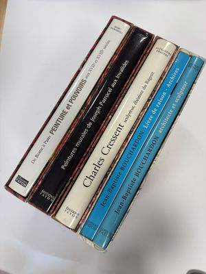une pile de livres posée sur une table