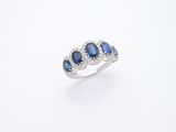 bague en saphir bleu et diamant sur fond blanc