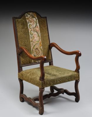 Fauteuil en bois mouluré à haut dossier droit en chapeau de … - Photo 1