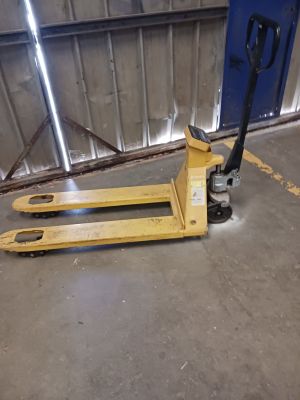 un chariot élévateur qui est garé dans le garage