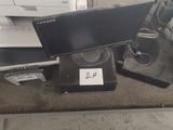 beaucoup de matériel informatique posé sur une table