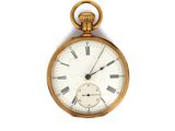 une montre de poche en or avec des chiffres romains sur le cadran
