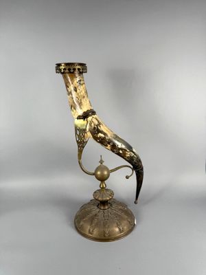 Très important hanap formé d'une corne sur un présentoir en … - Photo 1