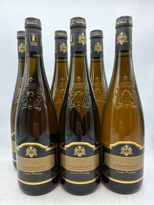 six bouteilles de vin sont alignées sur une table