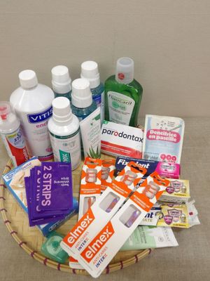 un panier rempli de médicaments et d'autres produits posé sur une table
