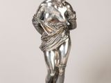 statue en argent représentant une femme tenant un bébé dans ses bras