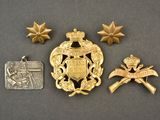 trois insignes et une médaille sont posés sur une table