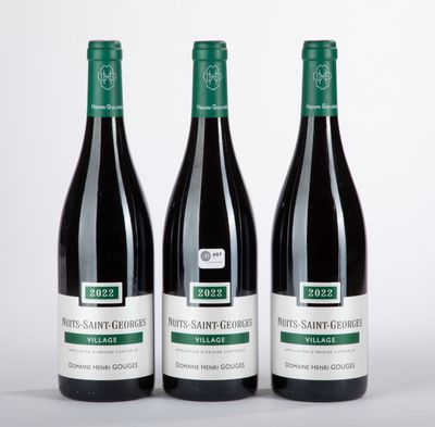 trois bouteilles de vin posées l'une à côté de l'autre sur une table