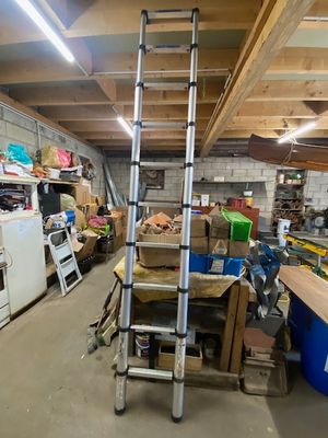 une échelle appuyée contre un mur dans un garage