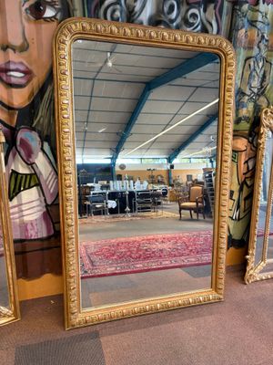 un grand miroir sur lequel est représentée une femme