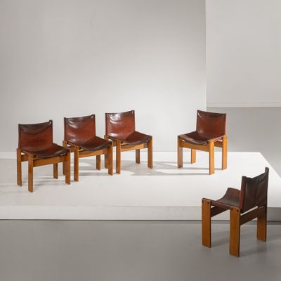 quatre chaises et une table dans une pièce au sol blanc
