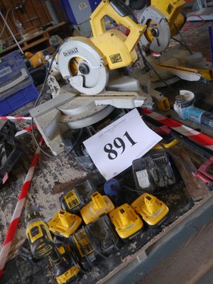 tout un tas d'outils qui traînent sur la table