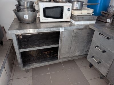 un four à micro-ondes posé sur un plan de travail dans une cuisine