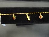 Gros plan sur un bracelet en or orné de breloques