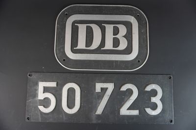 2 plaques ferroviaires l'une portant le numéro 50723 et l'au…