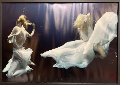 une photo d'une femme en robe blanche flottant dans l'eau
