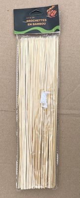 un gros plan sur un paquet de baguettes en bambou posé sur une surface en carton